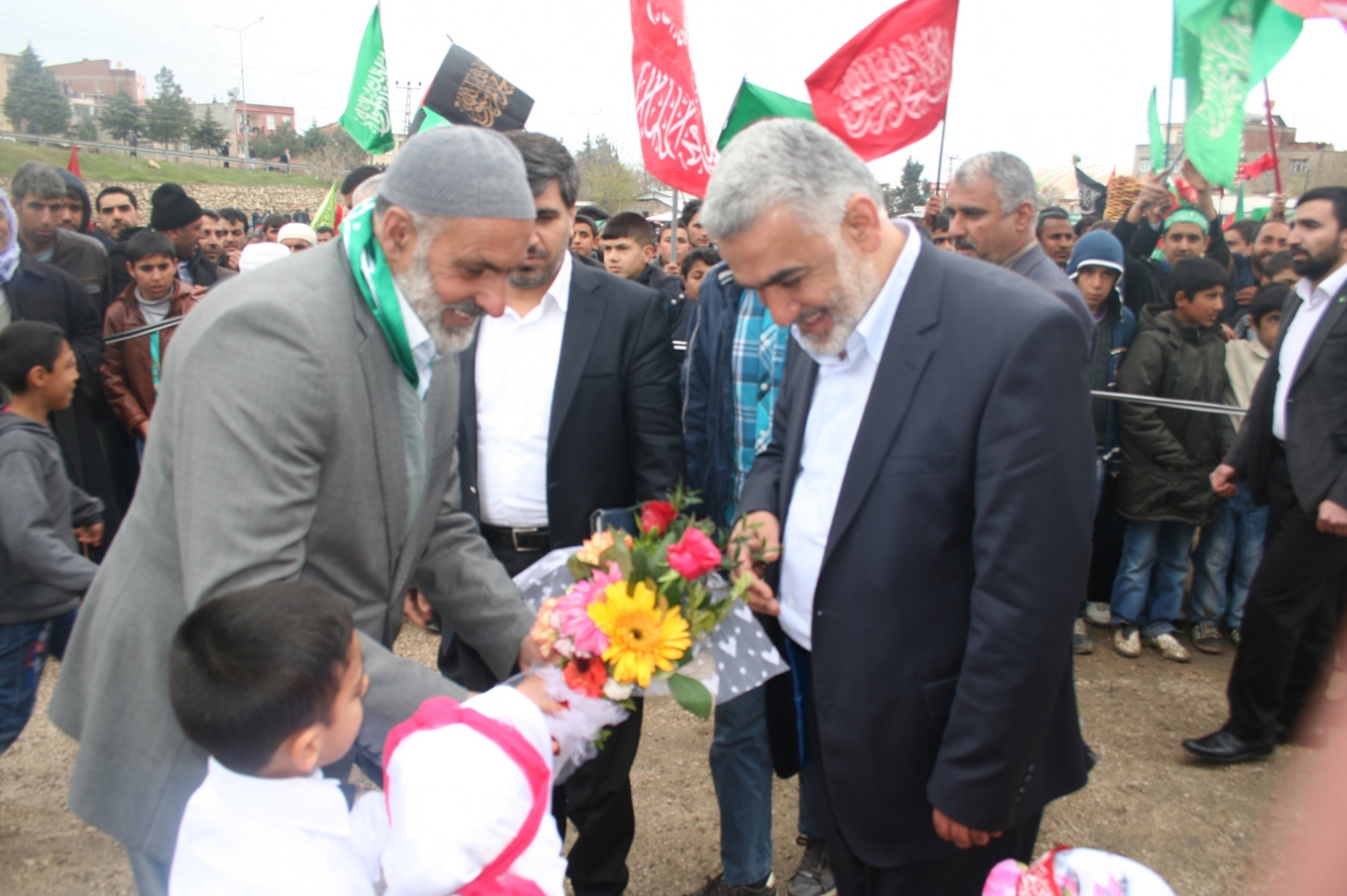 Zekeriya Yapıcıoğlu Ergani Kutlu Doğum Etkinliğine katıldı Zekeriya Yapıcıoğlu Ergani Kutlu Doğum Etkinliğine katıldı